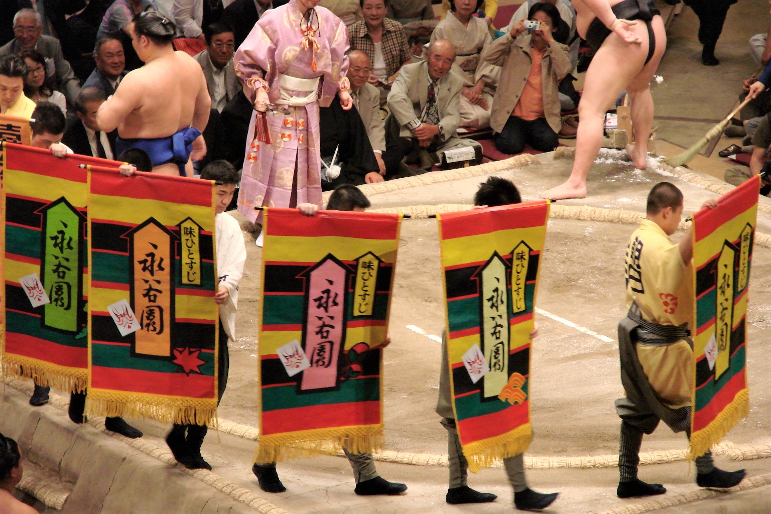 annonceurs lors d'un match de Sumo à Tokyo au stade Ryogoku Kokugikan