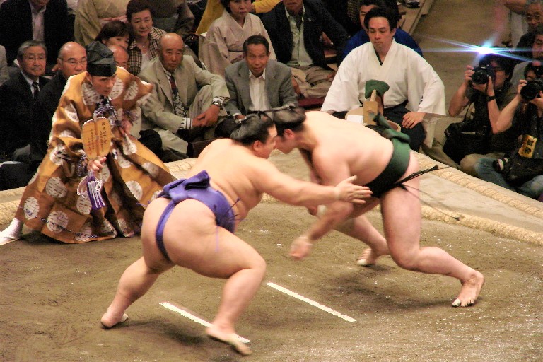 combat de Sumo à Tokyo au stade Ryogoku Kokugikan