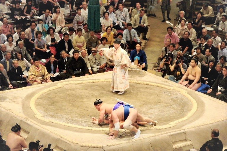 combat de Sumo à Tokyo au stade Ryogoku Kokugikan