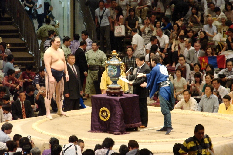 match de Sumo à Tokyo au stade Ryogoku Kokugikan