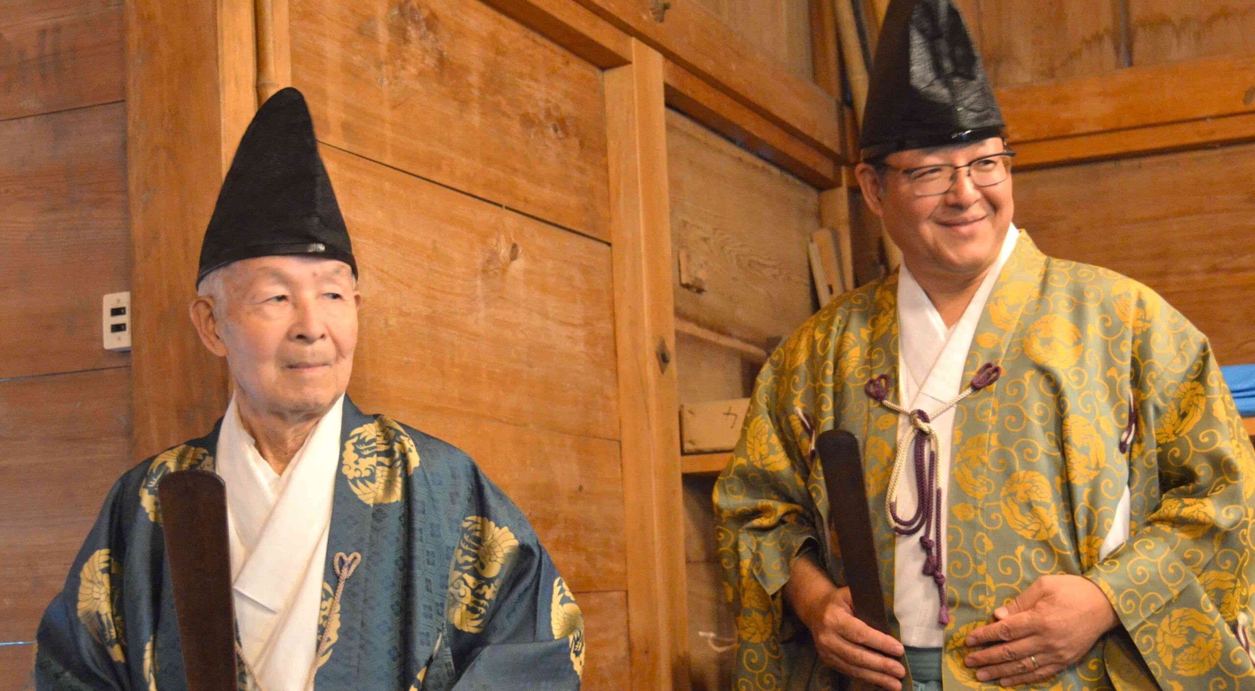 prêtres shintoïstes en tenue traditionnelle à Gifu au Japon