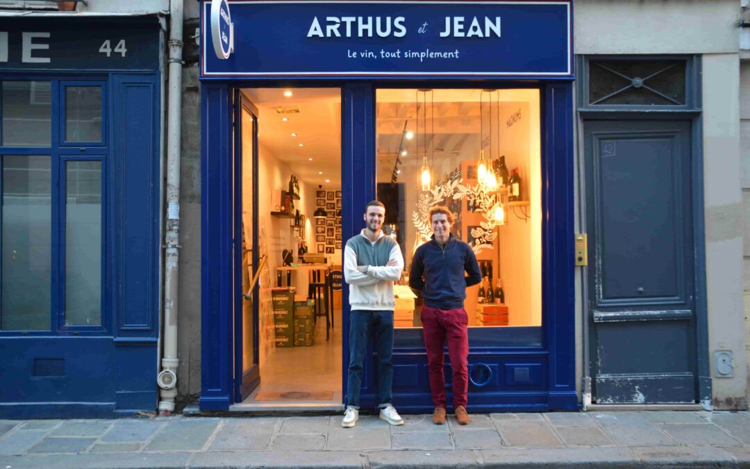 Arthus & Jean posant devant leur vitrine