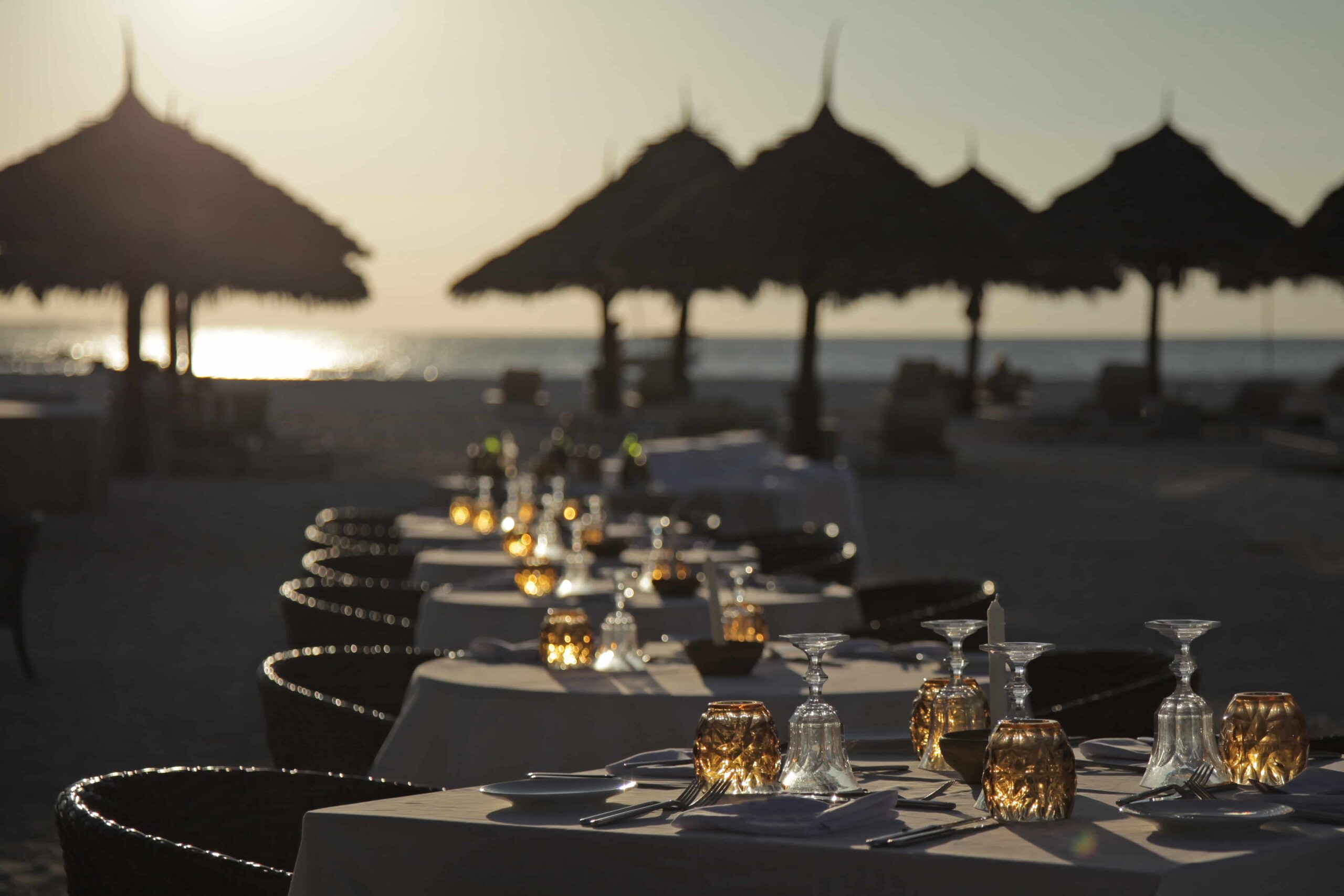 tables bord de mer Gold Zanzibar couché de soleil